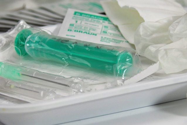 Raddoppia il pene con iniezioni di testosterone per curare la calvizie: cos'è l'ipogonadismo