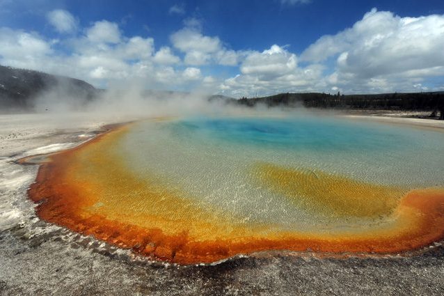 Trema il supervulcano dello Yellowstone: 878 scosse in 2 settimane. Cosa sta succedendo