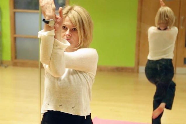 Lo yoga aumenta l'autostima: ecco le posizioni che ci fanno sentire più sicuri