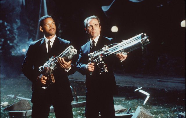 I Men in black secondo la fiction cinematografica. Tratto da "MiB" di Barry Sonnenfeld, del 1997.