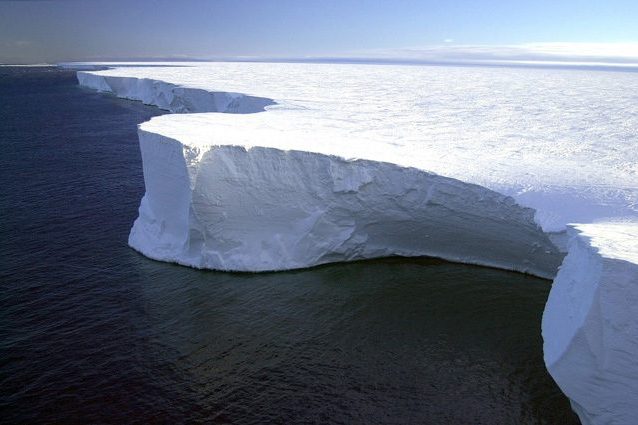 L'iceberg grande come la Liguria minaccia l'Atlantico: ha preso il largo e perde frammenti