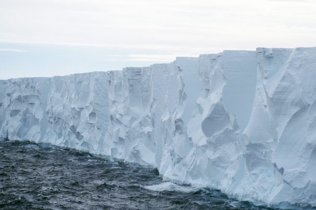 Iceberg colossale sta per staccarsi dal Polo Sud: rischio “Titanic” per le navi in transito
