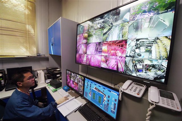 Un addetto esterno monitora la situazione all'interno del Lunar Palace–1