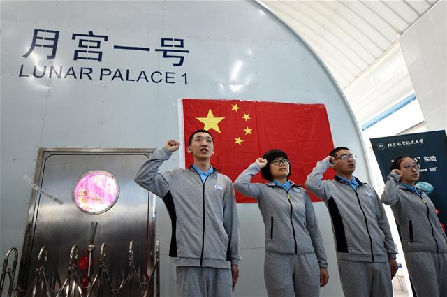 I ragazzi giurano prima di entrare nel Lunar Palace–1