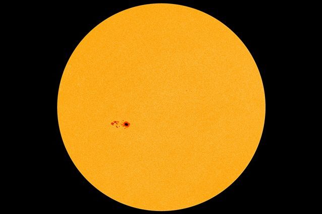 Il Sole ha una macchia gigantesca grande quanto Giove: quali sono i rischi per la Terra