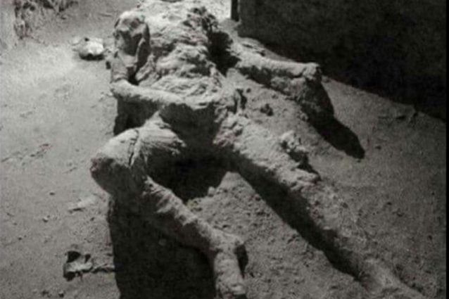 Altro che masturbazione, l’abitante di Pompei si contorce dal dolore