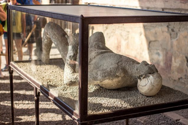 La posa tipica dei corpi ottenuti mediante dei calchi nel sito archeologico di Pompei. Credit: Snopes.