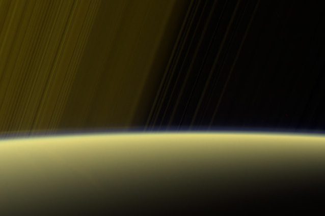 Saturno, nuovi scatti mozzafiato e un mistero: Cassini rileva un campo magnetico anomalo
