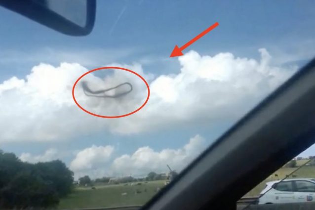 Misterioso anello nel cielo, ma è solo un gioco pirotecnico
