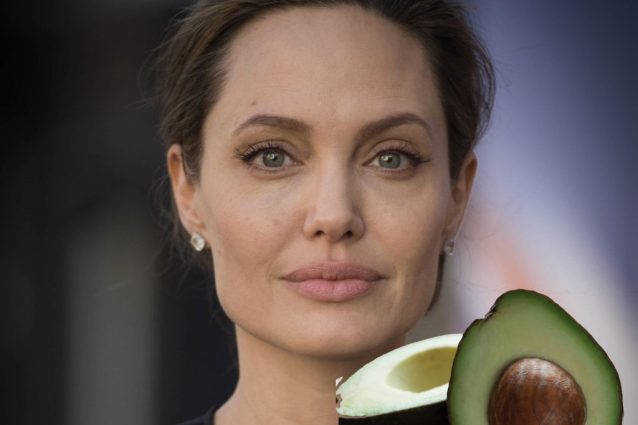 Contro il tumore “non tagliare il seno, taglia l’avocado”, semplificazione irresponsabile