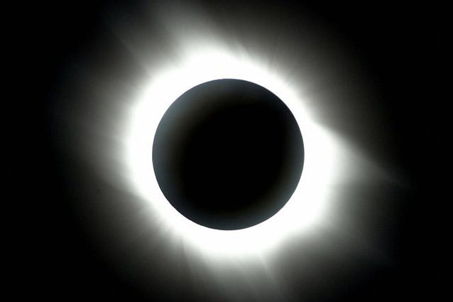 Eclissi totale in arrivo: come e dove osservare l’evento astronomico del secolo