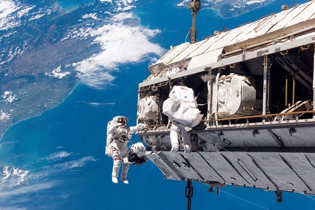 Gli astronauti si preparano per la 'passeggiata spaziale': cos'è, come e quando guardarli