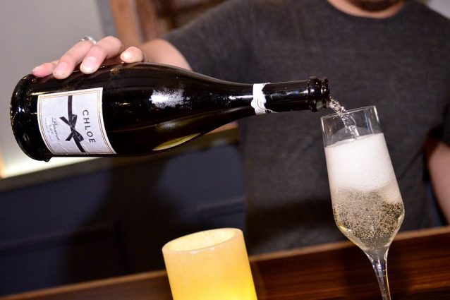 Sorriso al prosecco, le bollicine rovinano i denti? Perché non dobbiamo spaventarci