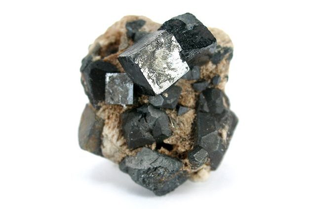 Il cristallo di perovskite cambia forma con la luce: è una risorsa per il nostro futuro