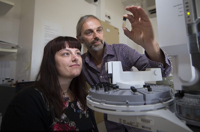 La dottoressa Amber Jarrett e il professor Jochen Brocks, autori principali dello studio: credit Stuart Hay/ANU