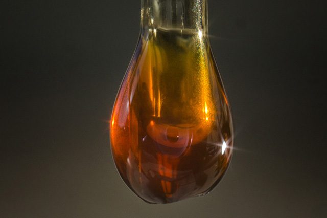 Un'ampolla con le molecole estratte dalla roccia sedimentaria: credit Stuart Hay/ANU