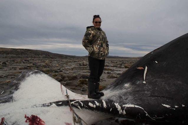 Jessica, 18 anni, ha arpionato e ucciso una balena come vuole la tradizione Inuit