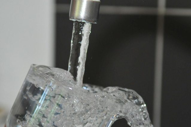 Trovata plastica nell'acqua potabile di tutto il mondo è allarme sulla contaminazione
