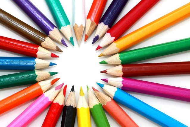 I colori caldi ci piacciono più di quelli freddi e sappiamo descriverli meglio: ecco perché
