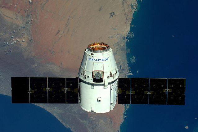 Capsula Dragon con 2 tonnellate di esperimenti della Stazione Spaziale rientrata sulla Terra