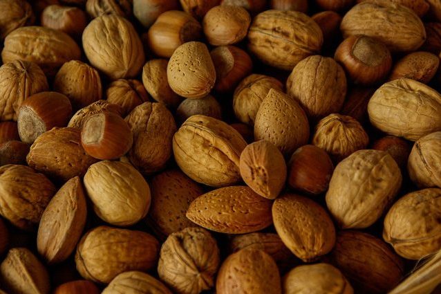 Obesità, la frutta secca riduce il rischio di ingrassare
