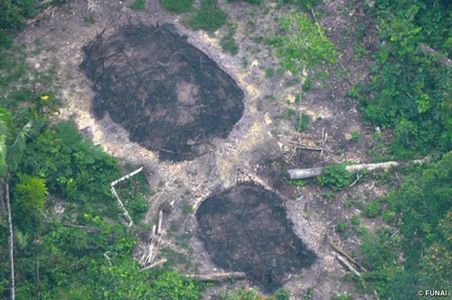 Il villaggio di una tribù incontattata forse dato alle fiamme da uomini senza scrupoli: credit: FUNAI