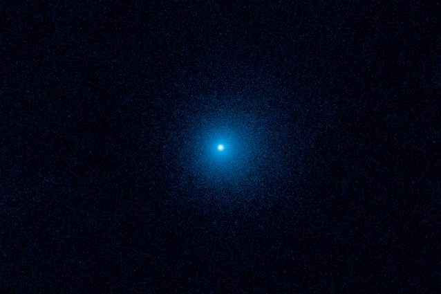 Hubble ha fotografato la cometa attiva più lontana mai vista: le immagini della 'chioma'