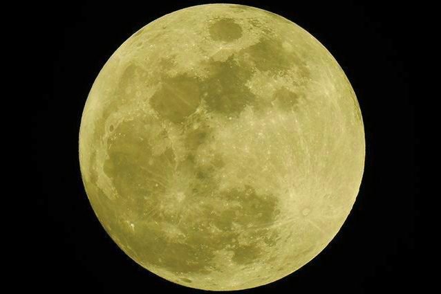 Occhi al cielo per la “Luna del Grano”: quando vederla e perché si chiama così