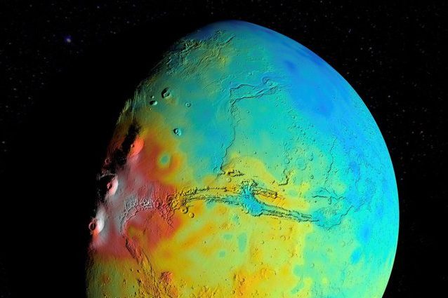 Marte ha una crosta più sottile del previsto: i colori della mappa indicano la densità