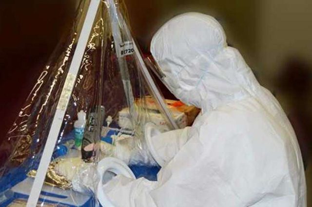 Una scienziata a lavoro sui reperti