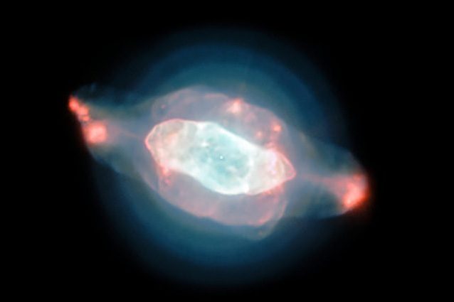 Nebulosa Saturno, le immagini dei lampi colorati e degli strani gusci di gas