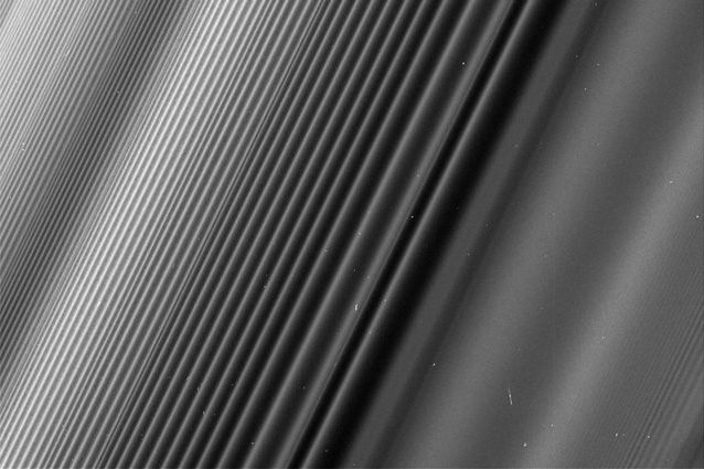 Cassini immortala uno 'tsunami' su Saturno: le spettacolari immagini dell'anello B