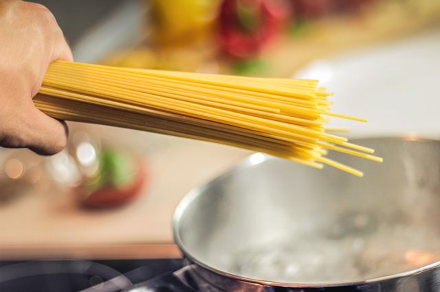 Un piatto di pasta al dente fa bene all’umore e alla linea: di sera aiuta a dormire