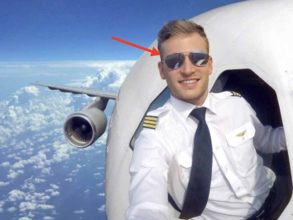 Selfie del pilota ad alta quota? Ecco il dettaglio che svela l'inganno