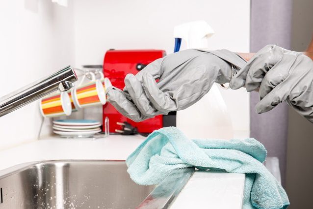 Pulire casa per un’ora al giorno riduce il rischio di morte prematura