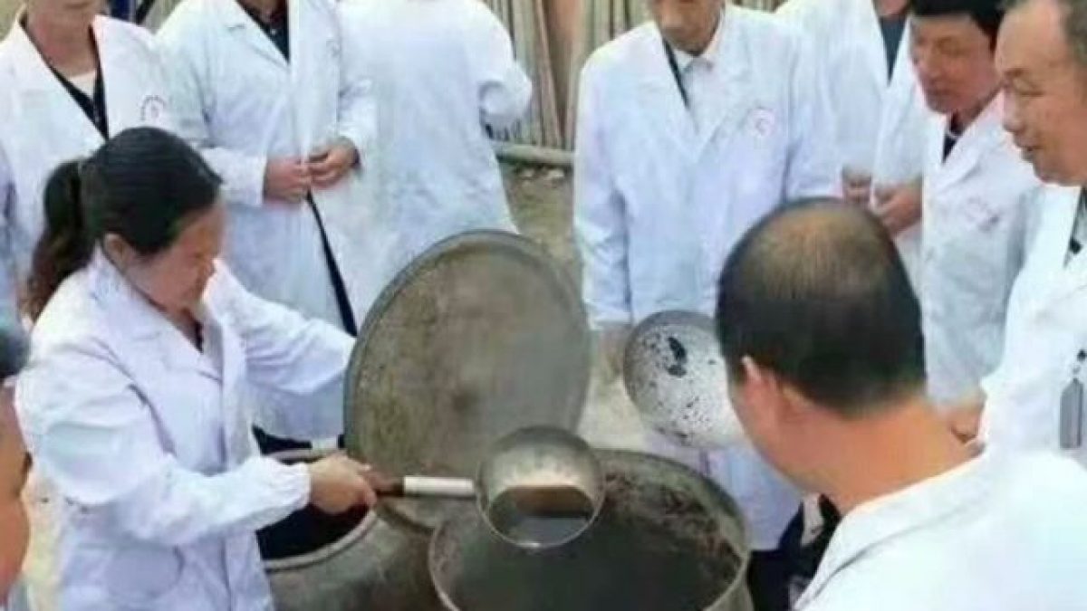I medici intenti a preparare il presunto elisir di lunga vita. Credit: Weibo/South China Morning Post