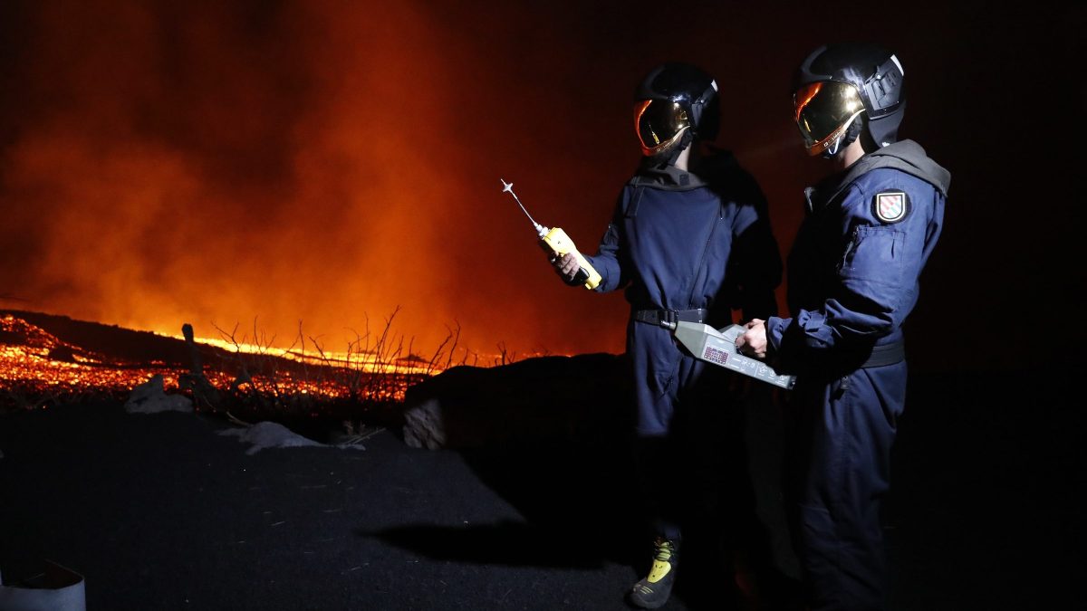 Personale della Unidad Militar de Emergencias (UME) effettua misurazioni di lettura del gas nei pressi del vulcano sull’isola delle Canarie di La Palma