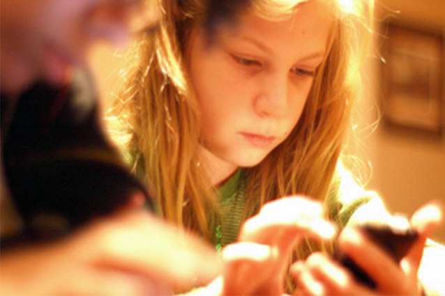 "Gli smartphone aumentano la diffusione dei pidocchi tra i bambini"