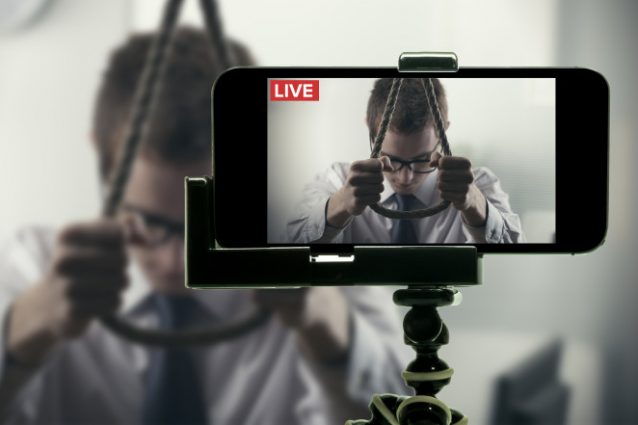 Suicidi in diretta su Facebook, gli psicologi: "Si stanno diffondendo, è preoccupante"