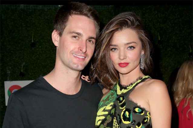 Miranda Kerr contro Mark Zuckerberg: "Facebook copia Snapchat e ruba le idee del mio fidanzato"