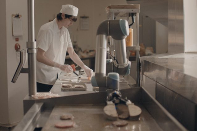 Ecco Flippy, il primo robot in grado di preparare un hamburger