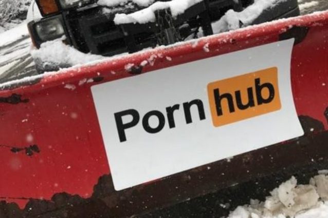 Gli spazzaneve di Pornhub hanno liberato le città colpite dalla tempesta di neve