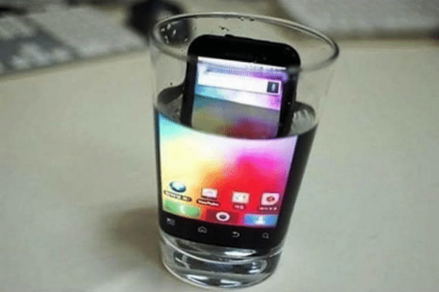 “Immergi l'iPhone per ingrandire lo schermo”: gli utenti ci credono e distruggono lo smartphone