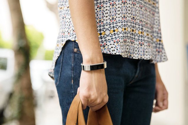 Simula una rapina per nascondere l’omicidio della moglie: incastrato dallo smartwatch della compagna