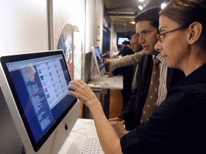 Persone che scrivono al pc (Getty).