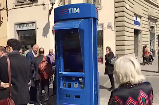WiFi, ricariche e chiamate: in Italia arriva la cabina telefonica 2.0