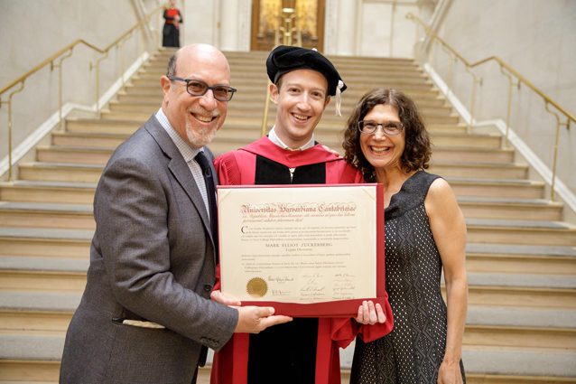 Mark Zuckerberg si è laureato: ecco il discorso davanti agli studenti di Harvard