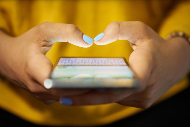 In aumento la sindrome del "pollice da smartphone": rischio osteoartrite