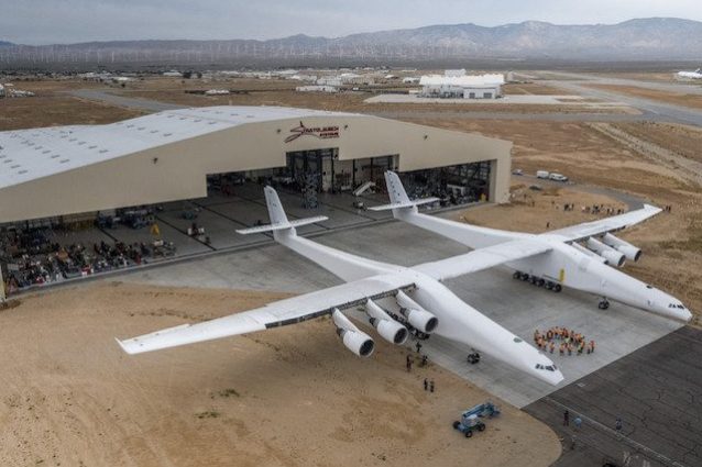 Il co-fondatore di Microsoft Paul Allen ha costruito l'aereo più grande del mondo: lancerà razzi nello spazio