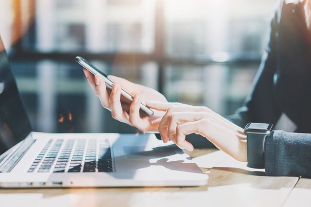 Lo smartphone sulla scrivania riduce le capacità cognitive